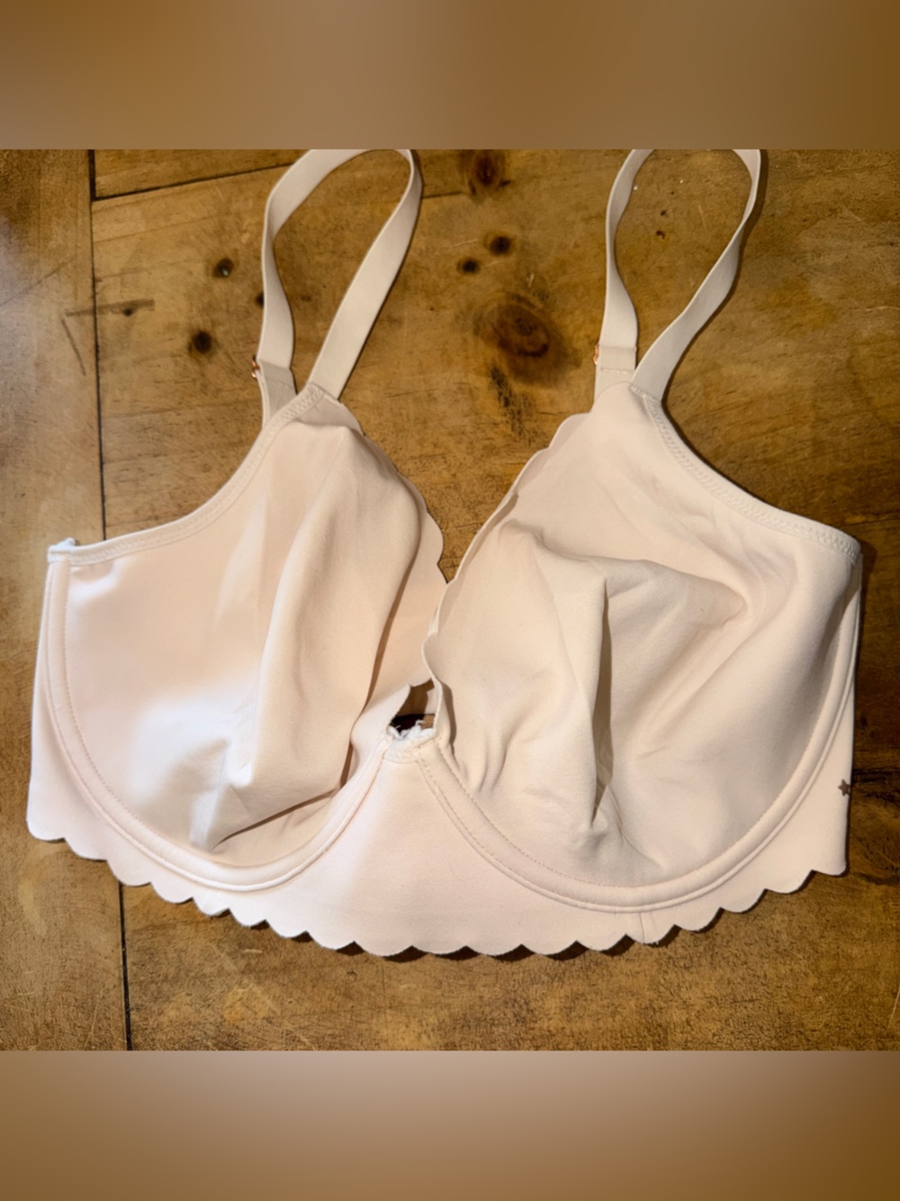 Aerie Real Me Full Coverage Bra in size 34DDD. Cream color with scalloped edges